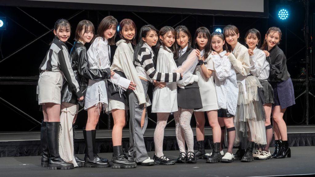 新アイドルグループ「WHITE SCORPION」のメンバーに決定したモモテレ、ピース、ハンナ、ニコ、ナビ、ナコ、チョコ、サマー、ココア、アリー、アオとSPゲストの西野未姫(写真左から)