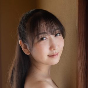 元ミニスカポリス・鳥住奈央、28歳大人の魅力で誘惑する最新グラビアDVD