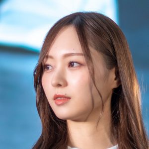 乃木坂46梅澤美波、美脚際立つ撮影オフショット公開