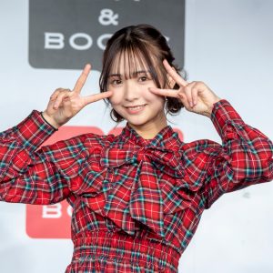 グラビアアイドル天野きき「大きく広がっている裾とリボンがポイント」キュートで格好いいワンピース姿で登壇