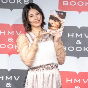 相楽伊織、初のソロカレンダー発売！サイン入りで一番に渡したのは北野日奈子