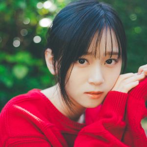 櫻坂46山下瞳月、雑誌初ソロ表紙を飾る！真っ赤のニット姿やガーリーな花柄ワンピース姿などを披露