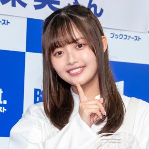 森日菜美、大人シックな衣装で登壇「ホワイトクリスマスのような感じでございます」