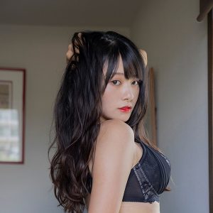 グラビアアイドル桜井木穂、圧倒的なスタイルと25歳の艶やかさで魅了