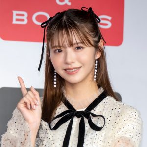 鈴木ゆうか、スラり美脚を披露「ちょっと華やかなお洋服で」カレンダーイベントに登壇