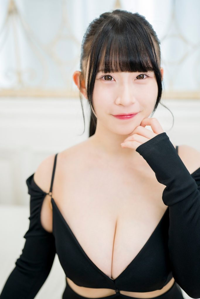 表紙にもなっている黒いレオタード風の水着がイチオシ／カメラマン：武田真由子