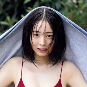 白濱美兎「初めて着ました」ボルドーカラーのビキニ姿を披露