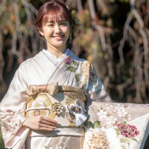 尾碕真花「花があったりフリルがついていたり、リボンにしていただいたり」【オスカープロモーション2024年新春晴れ着撮影会】