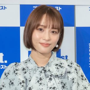 神部美咲「シルエットがすごく面白い」美脚あらわな衣装で登壇