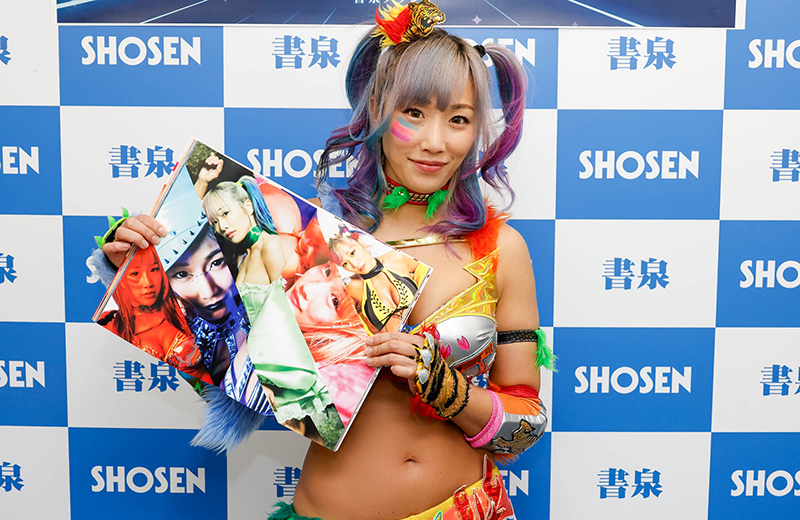 プロレスラーウナギ・サヤカが1st写真集『極彩人』(サイゾー)発売記念イベントに出席