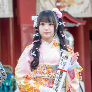 AKB48佐藤美波「死ぬまでツインテール」大好きなピンクの振り袖に笑顔