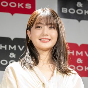 瀧野由美子、“透け感”あるゴージャスなドレス姿で登壇