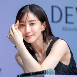 田中みな実、美背中あらわなブラックドレス姿で登壇