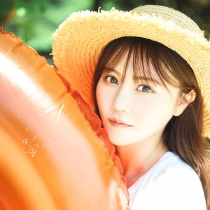 AKB48込山榛香、待望の1stグラビアイメージDVDは「2人きりでお泊まり旅行している気持ちで観てください」