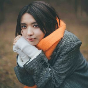 櫻坂46小林由依が表紙＆巻頭を飾る、ゆったりと落ち着いた時間の中で凛々しさを撮り下ろし