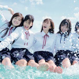 乃木坂46 5期生写真集『あの頃、乃木坂にいた』より、青春感あふれるプールサイドでのカット到着