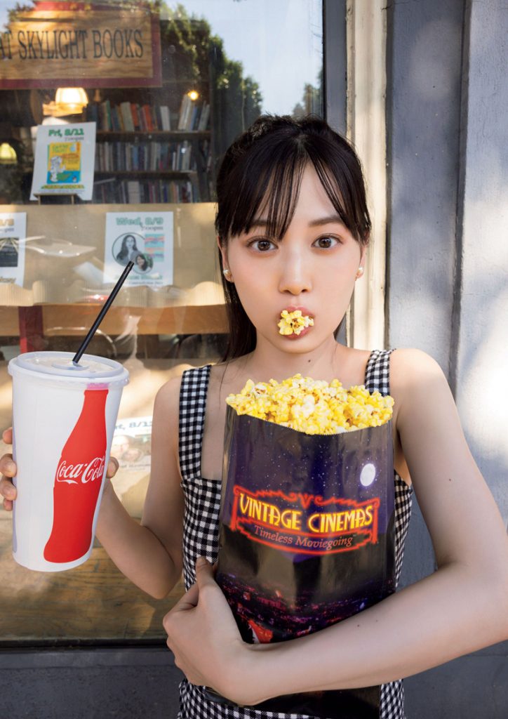 まるでバービー みたい なワンピースに身を包んで映画館へ。ポップコーンをぱくっ♡