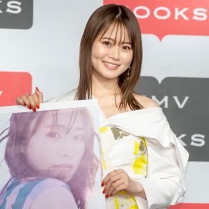 山崎怜奈、壁掛け＆卓上カレンダー発売！お気に入りは「赤いドレスを着ている姿」