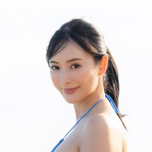 清純系グラドルの姫野みなみ、久々のDVDはセクシーメイドや警官スタイルなど七変化