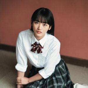 櫻坂46山﨑天＆日向坂46渡辺莉奈「卒業」をテーマにしたグラビア誌表紙を飾る