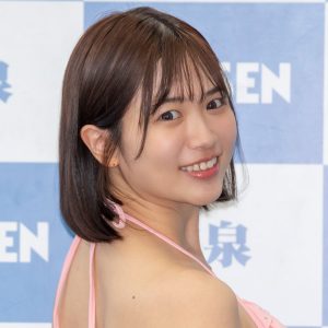 グラビアアイドル鈴原りこ、春らしいピンクの装いで登壇