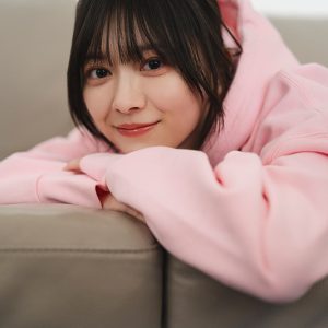 櫻坂46森田ひかる「B.L.T.」初ソロ表紙登場！ピンクのパーカーでまったりするグラビアや1万字インタビューも掲載