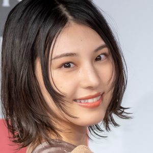 乃木坂46“OG”相楽伊織＆北野日奈子、密着ショット公開