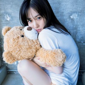 乃木坂46山下美月2nd写真集『ヒロイン』より、すべすべな美脚あらわにくまさんをハグする新カット解禁