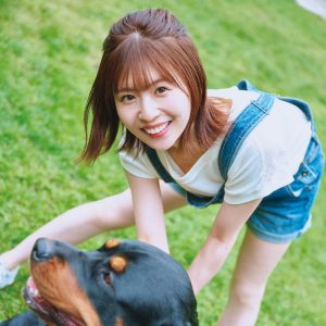 日向坂46松田好花1st写真集より、わんちゃんと戯れるキュートなカット到着