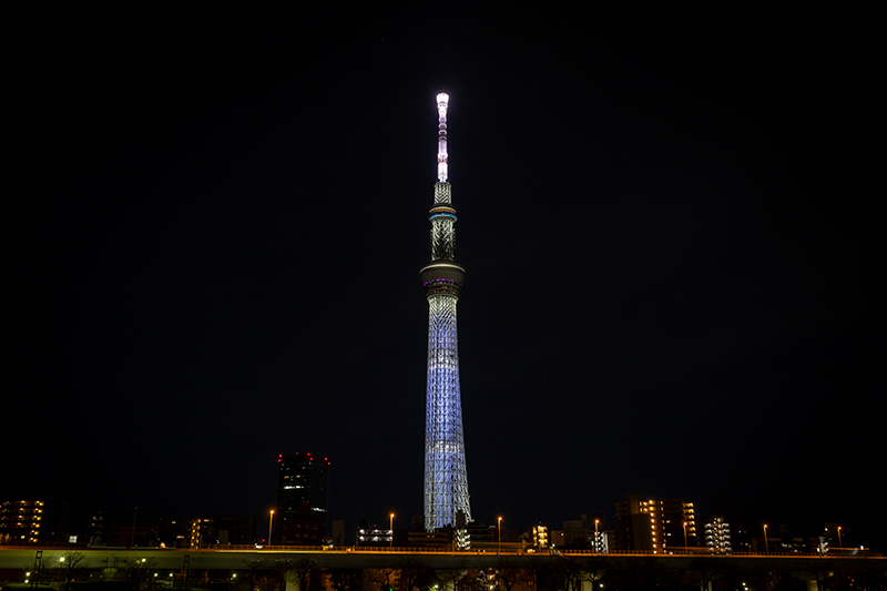 「日向坂46 WE R! in TOKYO SKYTREE(R) -日向坂46の虹-」より日向坂46メンバーのペンライトカラーをイメージしたライティング（齊藤京子）