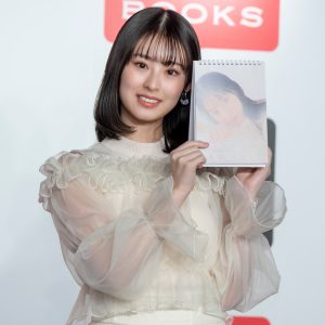 井本彩花、ラブリーなホワイトワンピース姿で登壇