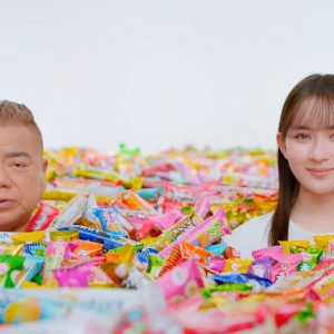 “プチ”に埋もれる出川哲朗＆畑芽育のプチシリーズ新CMが放送「リアルお菓子の国ですよ」