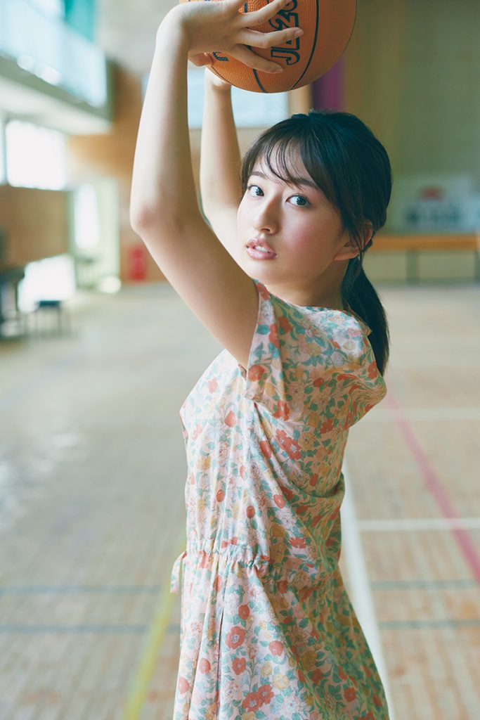 斉藤里奈1st写真集「色彩」(講談社)より