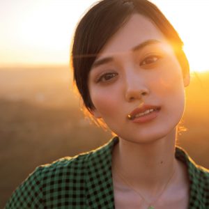 乃木坂46山下美月2nd写真集『ヒロイン』より美谷間チラりなエモい夕景ショット解禁