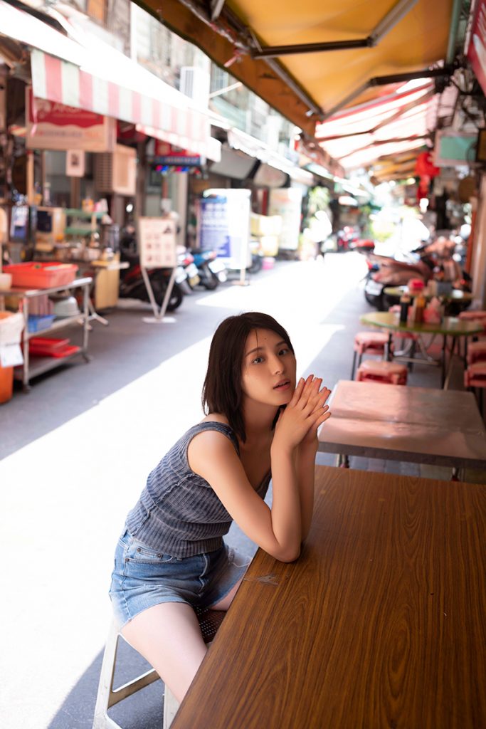 相楽伊織ファースト写真集『浮泳夢』より