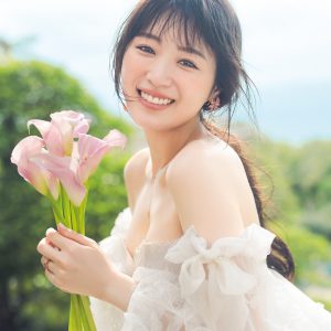 高山一実、美谷間チラり…ウエディングドレス姿で『ゼクシィ』初表紙を飾る