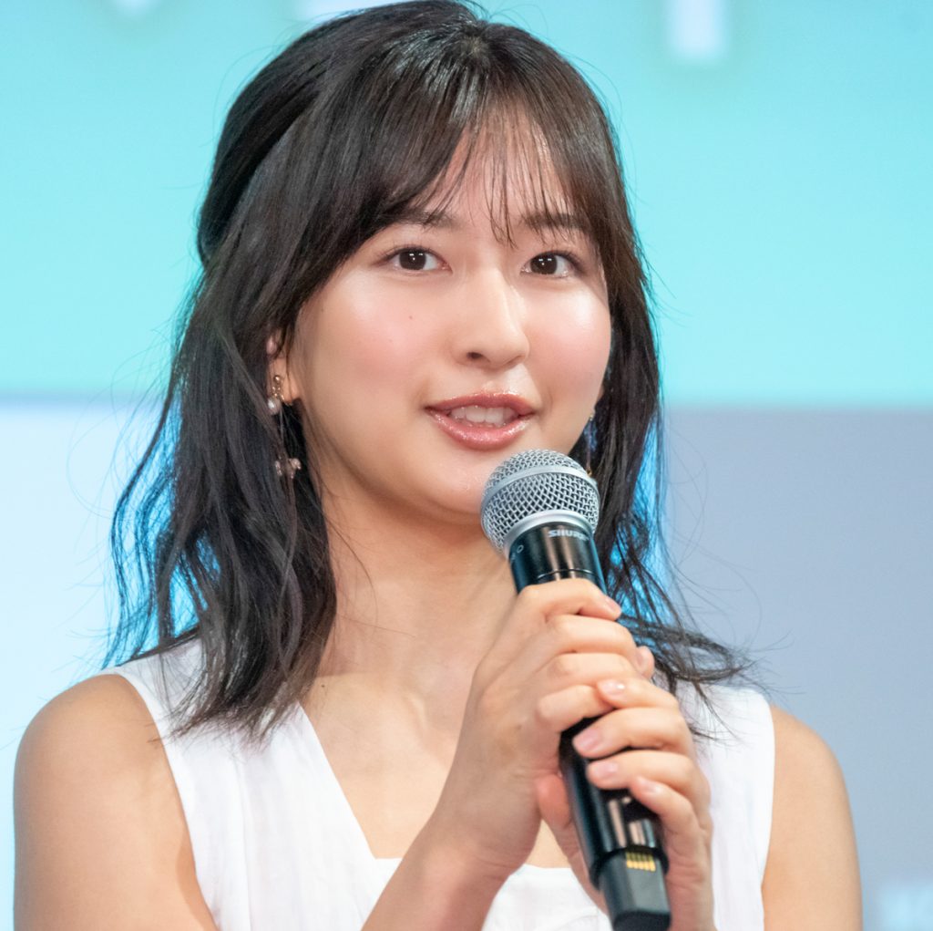 斉藤里奈1st写真集「色彩」発売記念取材会より