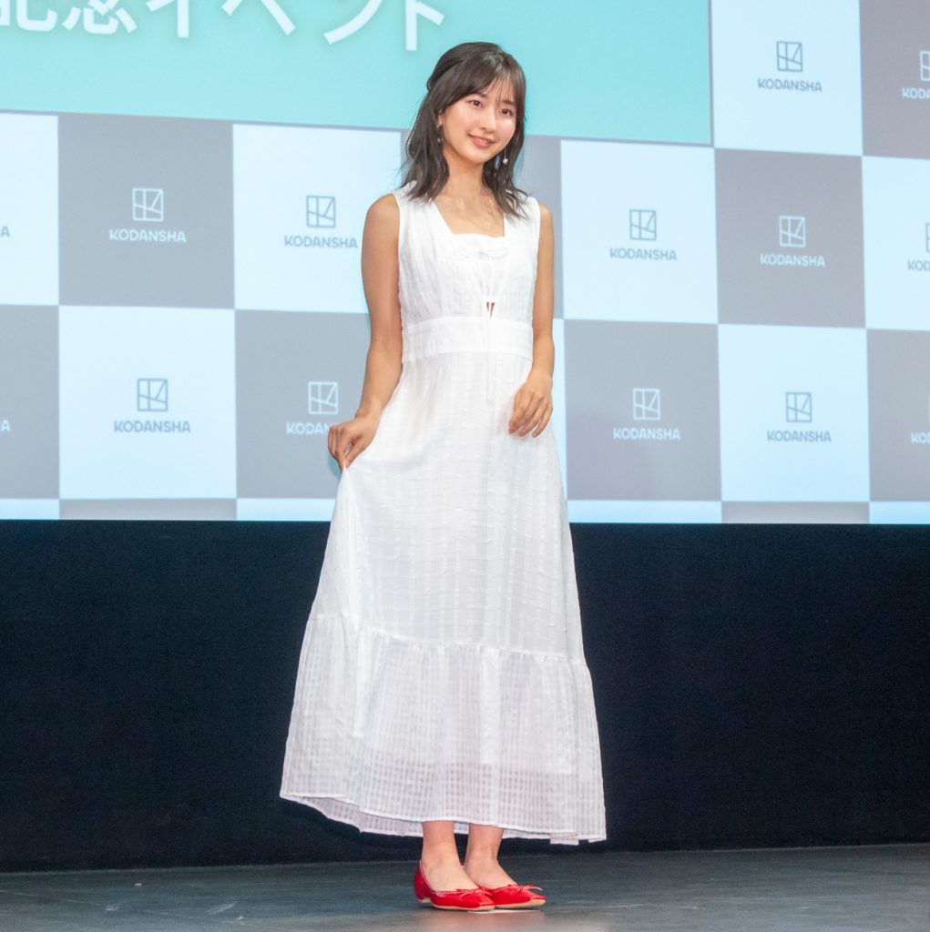 斉藤里奈1st写真集「色彩」発売記念取材会より