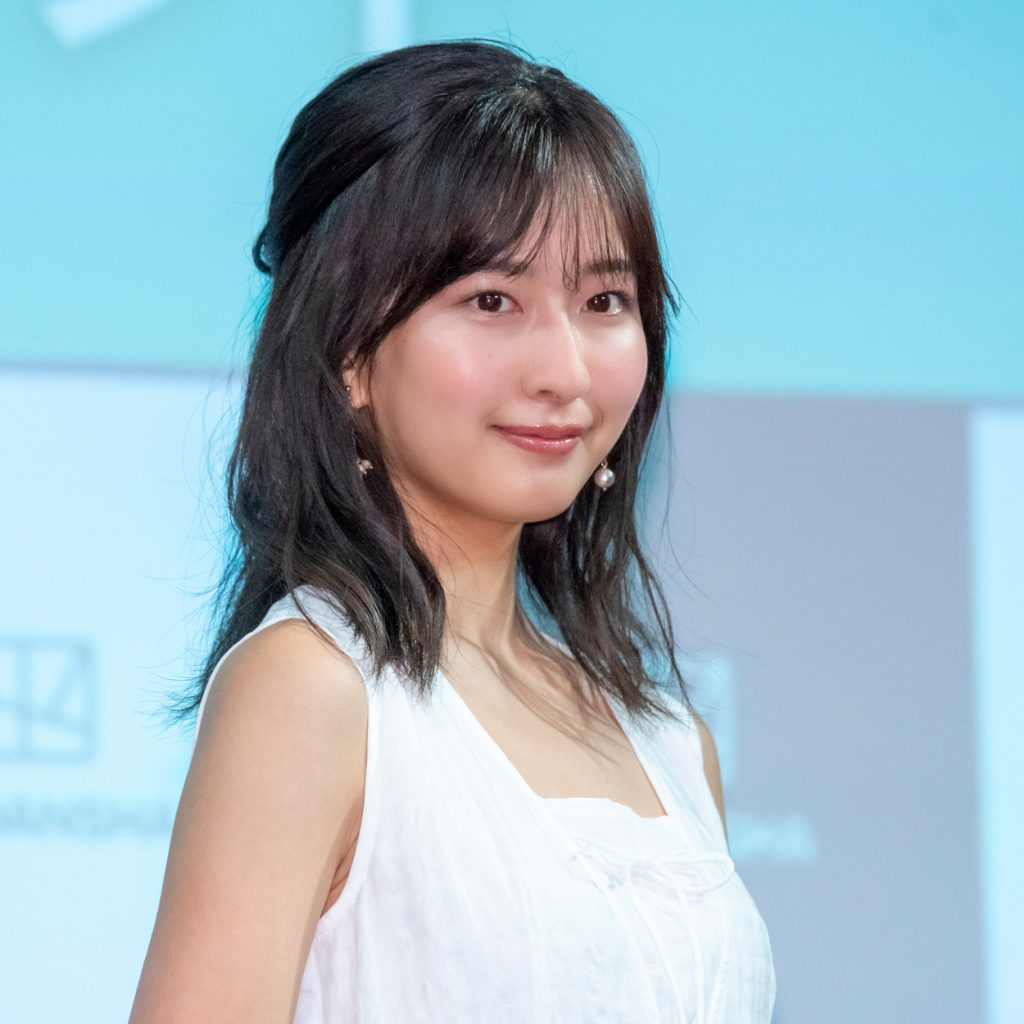 斉藤里奈1st写真集「色彩」発売記念取材会より