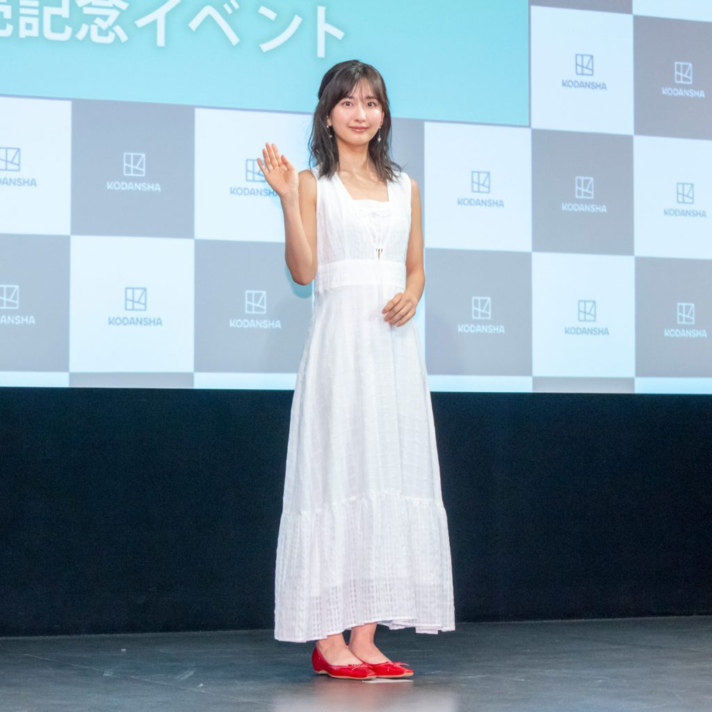 斉藤里奈1st写真集「色彩」発売記念取材会より