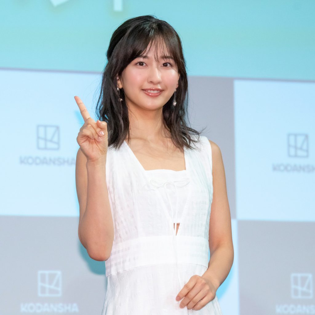 斉藤里奈1st写真集「色彩」発売記念取材会より