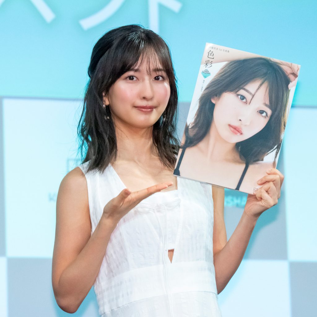 1st写真集「色彩」発売記念取材会に出席した斉藤里奈