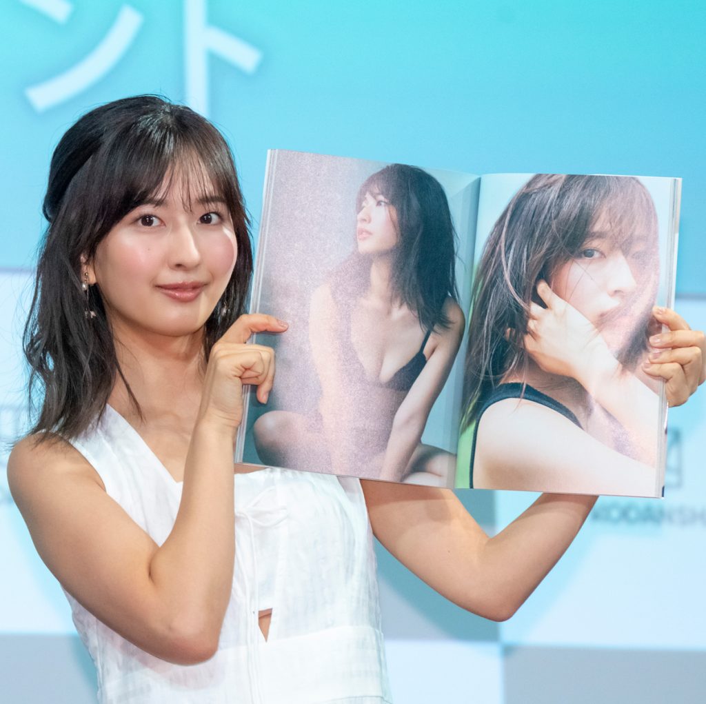 斉藤里奈1st写真集「色彩」発売記念取材会より