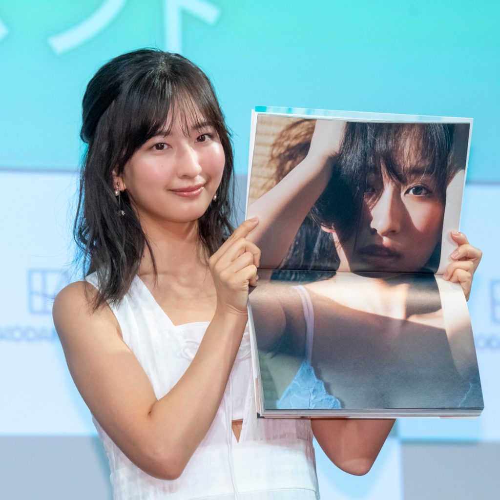 斉藤里奈1st写真集「色彩」発売記念取材会より