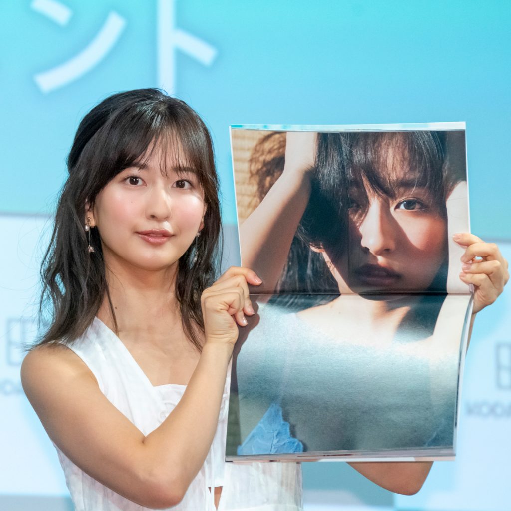 斉藤里奈1st写真集「色彩」発売記念取材会より