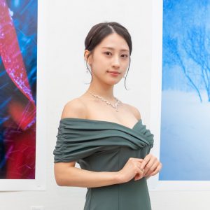 澄田綾乃、ジュエリーがキラリ…エレガントなドレス姿で登壇