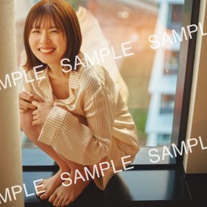 日向坂46松田好花、パジャマ姿ではにかみ…1st写真集『振り向いて』より封入特典ポストカード第5弾公開