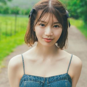 日向坂46高本彩花、デニムのキャミワンピ姿で美しいデコルテラインあらわ…自然の中での撮影に「本当に楽しい時間でした」