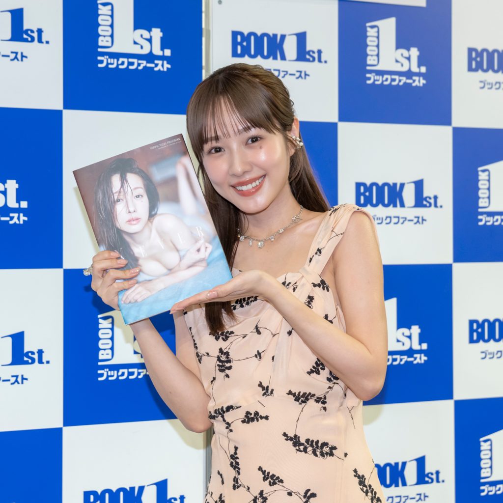 写真集「NEVER」発売記念取材会に出席した前田希美