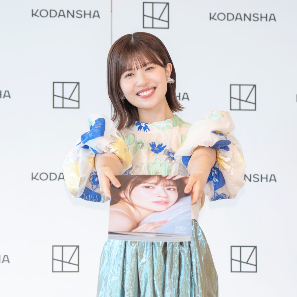 1st写真集『振り向いて』出版記念記者会見に出席した日向坂46松田好花